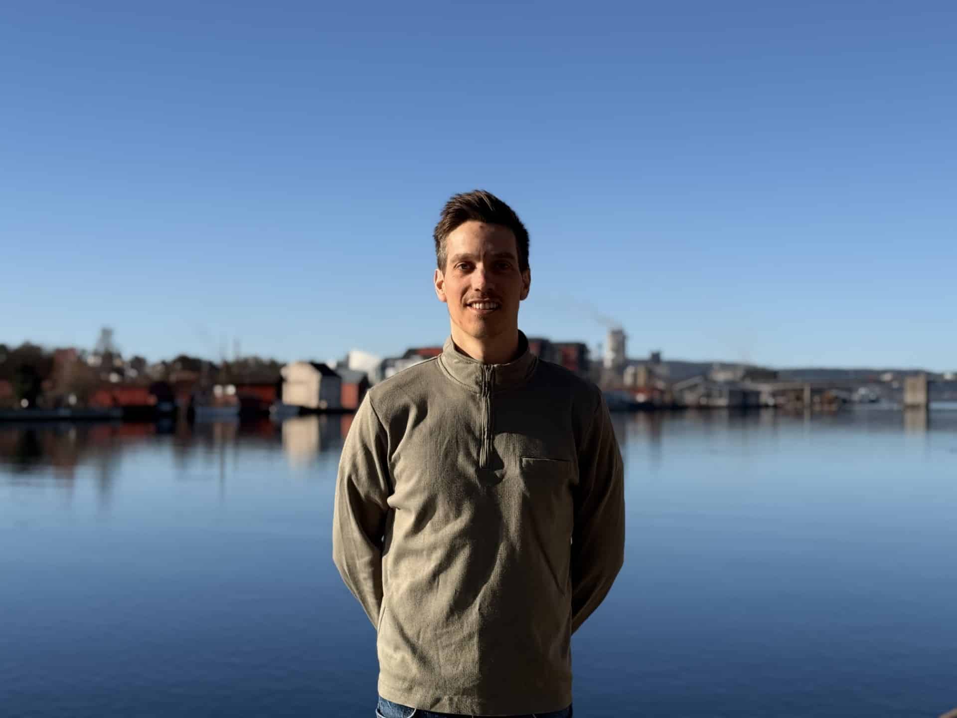 Picture showing Henrik in front of Porsgrunn river, right outside InflowControl's headquarters.